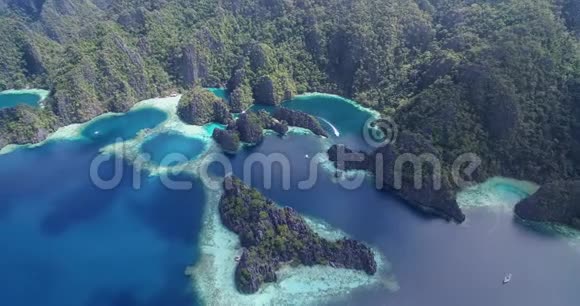 双湖这是一个非常受游客欢迎的地方在科罗恩巴拉望菲律宾二十一世纪背景下的景观和岛屿视频的预览图