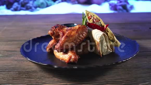 卷和烤鸡翅在盘子上视频的预览图