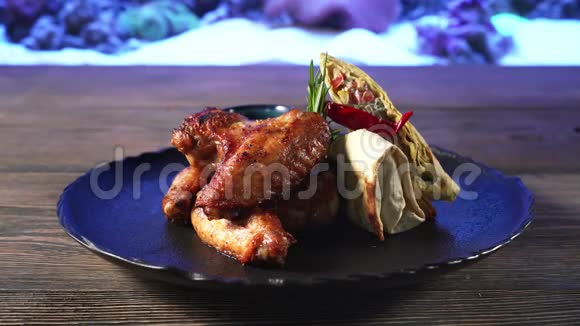鸡翅和蔬菜卷在盘子里视频的预览图