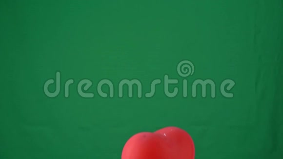 绿色屏幕背景下分离的红色心形氦气球情人节生日派对设计理念4K工作室视频的预览图