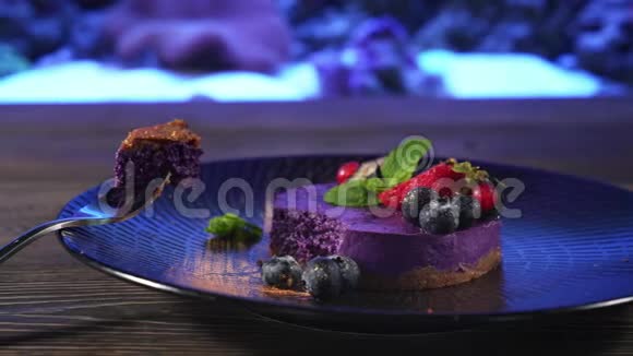 水族馆附近叉子上的一片紫色奶酪蛋糕视频的预览图