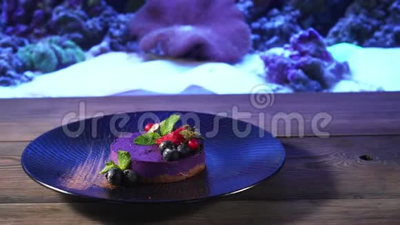 带浆果和薄荷的紫色芝士蛋糕视频的预览图