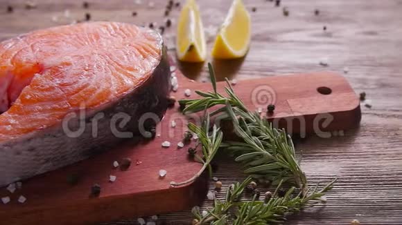 生的新鲜的三文鱼牛排放在石板和香料周围健康食品概念视频的预览图