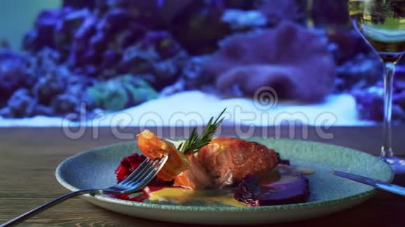 水族馆附近叉子上的一块鲑鱼牛排视频的预览图