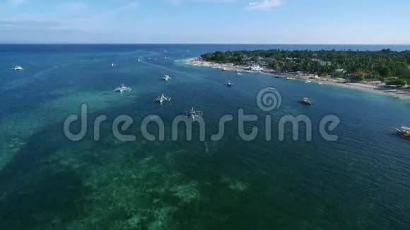 菲律宾宿务马拉帕斯卡岛苏鲁海船和美丽的邦蒂海滩海景与船在背景一视频的预览图