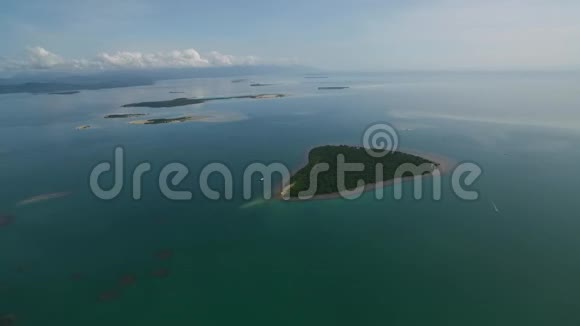 菲律宾巴拉望的Princesa港的佳能岛海岸线和船在后台苏鲁海视频的预览图
