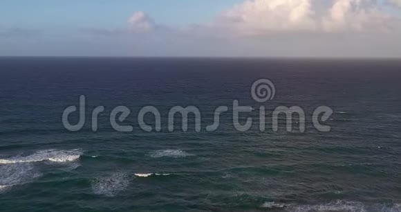 空中飞弹飞过海浪飞向远方视频的预览图