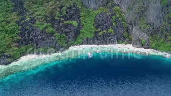 巴拉望海滩观光场所在菲律宾ElNido游览C海滨白沙滩清水绿松石水岩石视频的预览图
