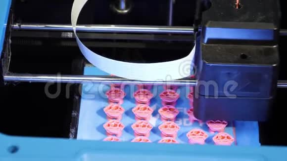 3D打印机从塑料中打印物体视频的预览图