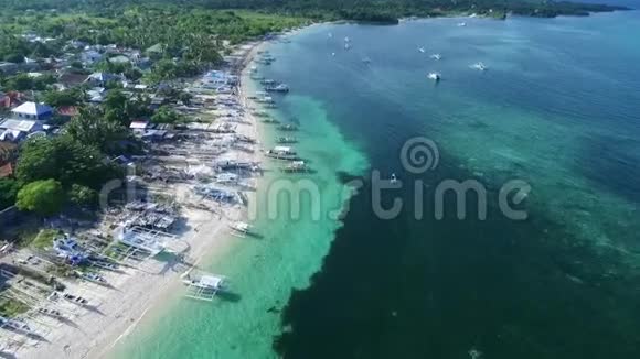 菲律宾宿务马拉帕斯卡岛苏鲁海船和美丽的邦蒂海滩海景与船在背景X视频的预览图