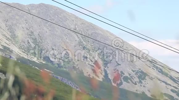 在斯洛伐克山脉上下移动的椅子电梯视频的预览图