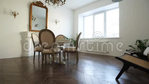带经典装饰的白色客厅镜子壁炉餐桌视频的预览图