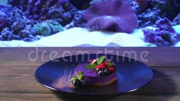 带浆果的紫色芝士蛋糕视频的预览图