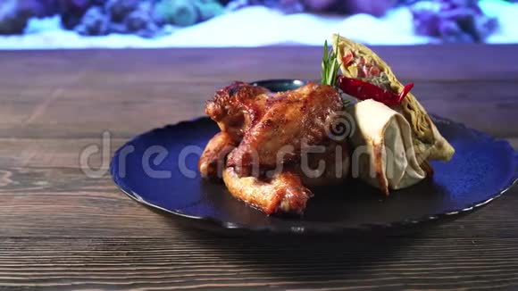 卷和烤鸡翅在盘子上视频的预览图