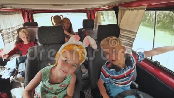 大幸福的家庭在夏天去度假旅行父亲在开车视频的预览图