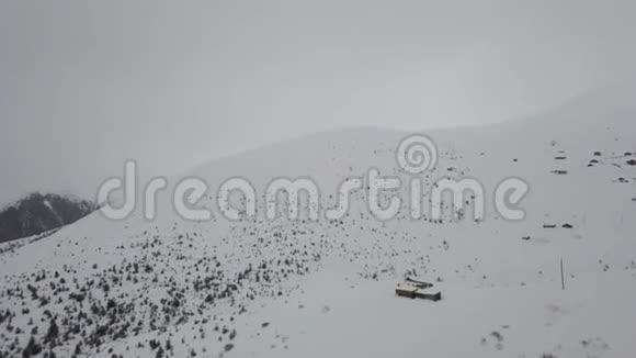 鸟瞰齐加纳山脉覆盖着雪视频的预览图