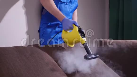 家具清洁概念用抗菌蒸汽清洁剂清洁沙发视频的预览图