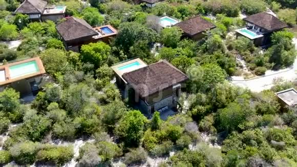 热带森林带游泳池的豪华别墅鸟瞰图视频的预览图