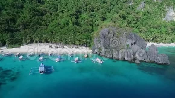 七突击队和木瓜海滩在巴拉望观光场所在菲律宾ElNido游览A清澈的白色沙滩视频的预览图