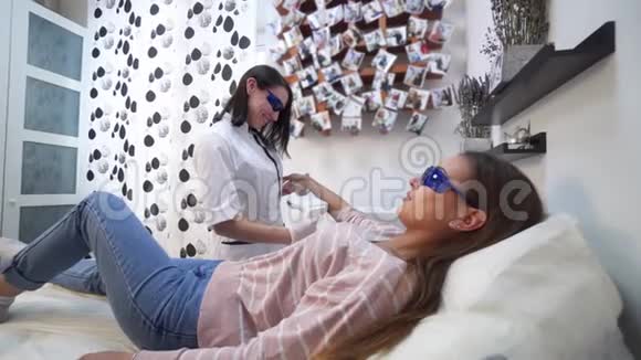 为女性客户做激光美容手术的开朗医生视频的预览图