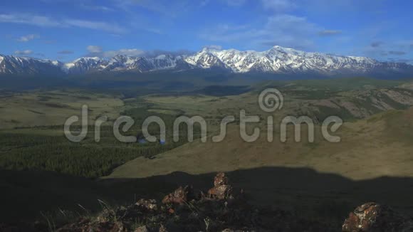 山脉雪山的全景绿色的草地4K视频的预览图