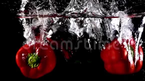 在水族箱中辣椒在水中缓慢运动产生气泡视频的预览图