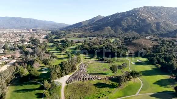 山谷中绿野高尔夫球场的鸟瞰图视频的预览图