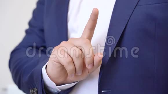 穿着西装的男人指着一边移动表达不同意见没有指针指手的手指摆动视频的预览图