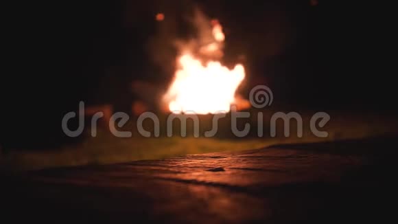 模糊的营地火力从木凳上射出视频的预览图