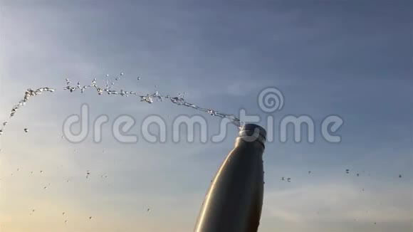 带水的钢制热生态瓶背景是夕阳的天空视频的预览图
