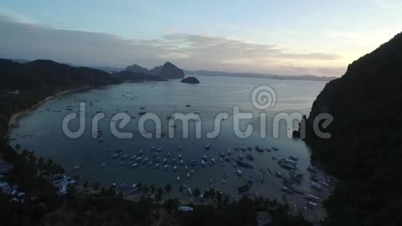 菲律宾巴拉望的ElNido海景与海滩船和海洋在背景非常受欢迎的观光场所视频的预览图