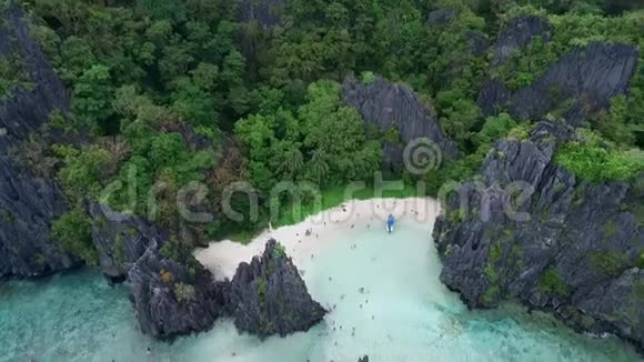 藏在巴拉望海滩观光场所在菲律宾ElNido游览C以高耸的岩石形式被隔离的当地人视频的预览图