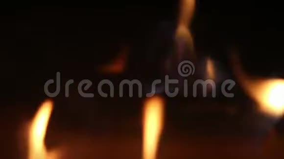 在舒适的木屋壁炉内燃烧的火焰细节温暖的气氛2020年视频的预览图