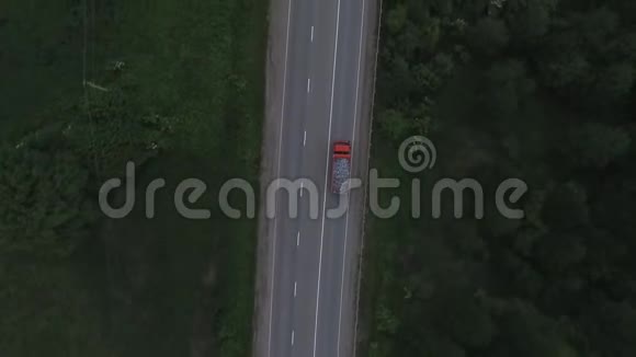 在高速公路上装载碎石的红色卡车视频的预览图