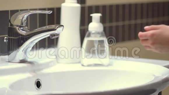 保护身体免受细菌和病毒侵害的概念涂肥皂和肥皂的孩子的手视频的预览图