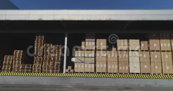 仓库里有很多箱子一个现代化的工业外部一个有箱子的大型现代仓库一个美丽的现代仓库视频的预览图