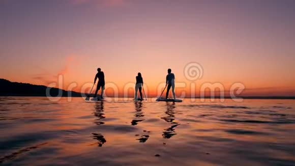 三名运动员在河上同舟共济视频的预览图