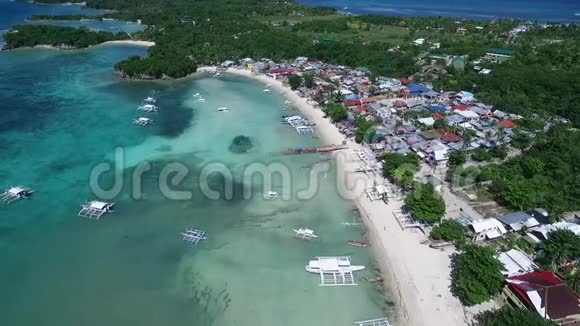 菲律宾宿务的伐木海滩和马拉帕斯卡岛海岸苏鲁海船和美丽的海景背景视频的预览图