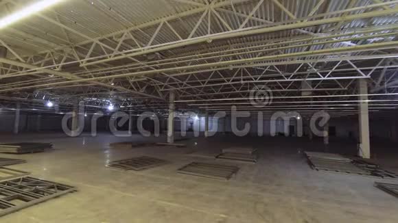 工人们在宽敞的仓库里组装金属结构视频的预览图