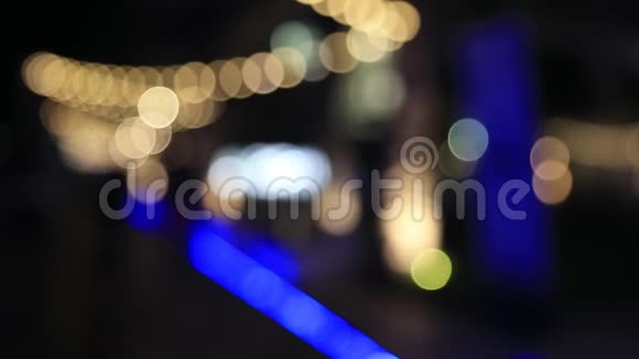 城市通勤者抽象模糊的bokeh图像一个城市街道在夜间与人步行视频的预览图