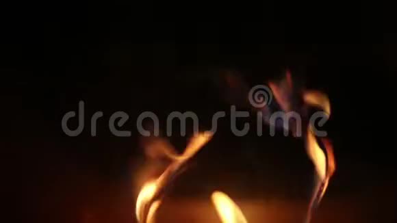 2020年在舒适的木屋里壁炉里燃烧木材温暖的气氛视频的预览图