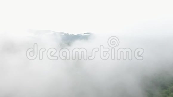 夏季高加索山脉空中云雾缭绕视频的预览图