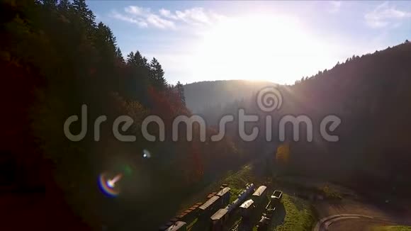 从火车站上空俯瞰群山中夕阳的美景视频的预览图