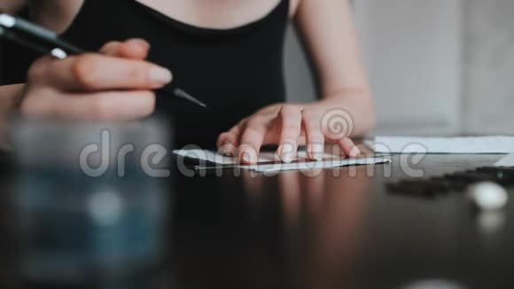 女孩在白纸上画直线书法特写侧景视频的预览图