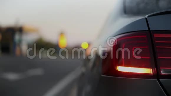 汽车闪光灯应急灯或转向灯视频的预览图