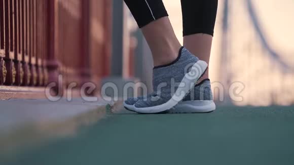 跑步者在慢跑前揉捏双脚视频的预览图