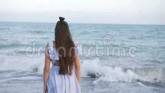 少年从女孩的身后望着不安的大海视频的预览图