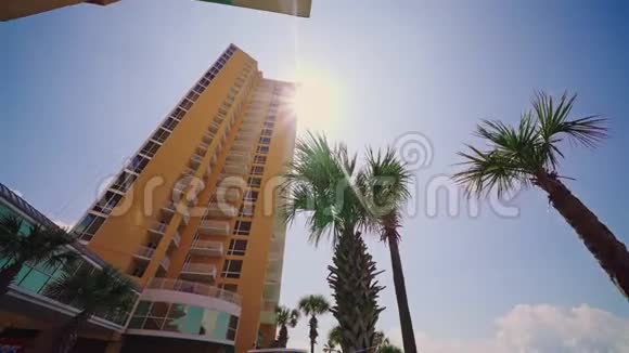 酒店棕榈树太阳和海滩的美景视频的预览图