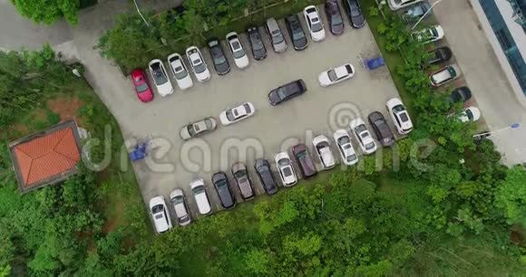 有车的停车场上空飞行停车顶视图停车场有很多车视频的预览图