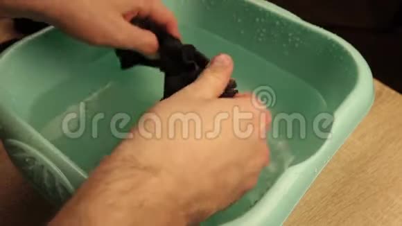 男人洗手盆里洗袜子视频的预览图